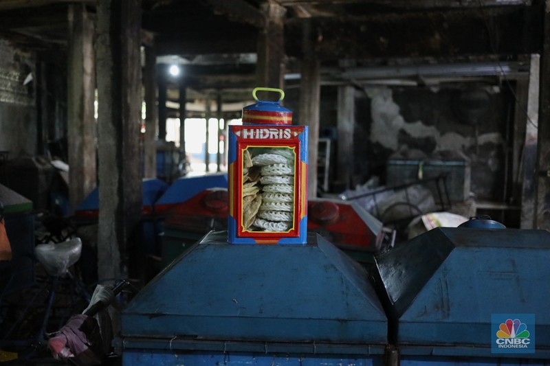Pabrik Kerupuk (CNBC Indonesia/ Tri Susilo) Pekerja beraktivitas di pabrik kerupuk Idris Jaya dikawasan Pasar Minggu, Kebagusan, Jakarta (13/4/2022). Tingginya harga minyak goreng memukul pengusaha yang bergantung pada minyak goreng, salah satunya pabrik kerupuk. (CNBC Indonesia/ Tri Susilo)