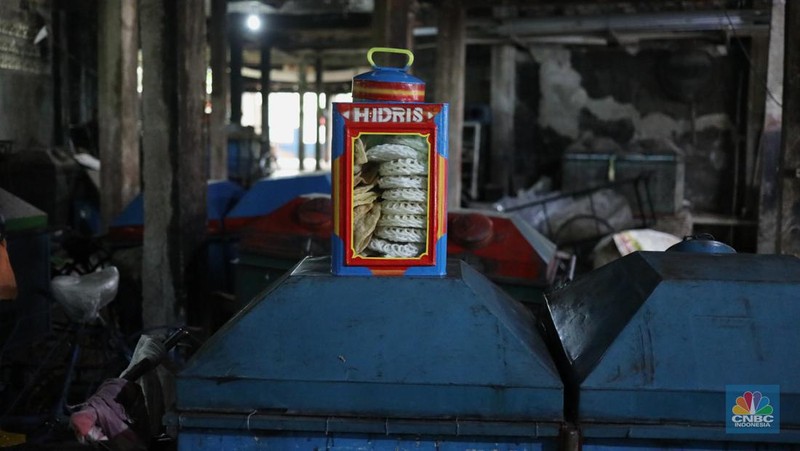 Pekerja beraktivitas di pabrik kerupuk Idris Jaya dikawasan Pasar Minggu, Kebagusan, Jakarta (13/4/2022). Tingginya harga minyak goreng memukul pengusaha yang bergantung pada minyak goreng, salah satunya pabrik kerupuk.  (CNBC Indonesia/ Tri Susilo)