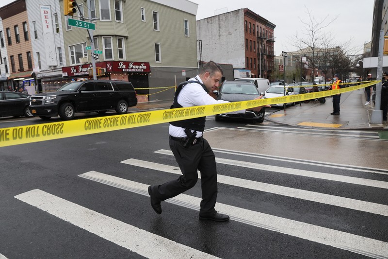 Penembakan di kereta bawah tanah di New York City, Amerika Serikat Penumpang membantu korban penembakan di luar gerbong kereta bawah tanah di wilayah Brooklyn di New York, Selasa (12/4/2022). Sejumlah penumpang diberondong tembakan pria tak dikenal di kereta bawah tanah di New York City saat jam sibuk pagi hari yang menyebabkan penumpang terluka berdarah di peron kereta. (Will B Wylde via AP)