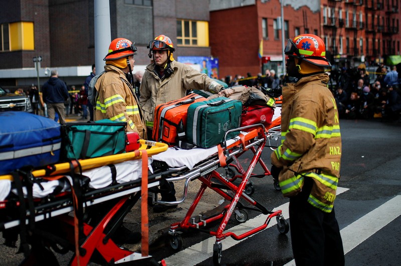 Kondisi usai penembakan oleh orak tak dikenal di stasiun kereta bawah tanah di wilayah Brooklyn di New York City, New York, AS, Selasa (12/4/2022). Sejumlah penumpang diberondong tembakan pria tak dikenal di kereta bawah tanah di New York City saat jam sibuk pagi hari yang menyebabkan penumpang terluka berdarah di peron kereta. (Will B Wylde via AP)
