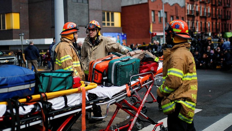 Kondisi usai penembakan oleh orak tak dikenal di stasiun kereta bawah tanah di wilayah Brooklyn di New York City, New York, AS, Selasa (12/4/2022). Sejumlah penumpang diberondong tembakan pria tak dikenal di kereta bawah tanah di New York City saat jam sibuk pagi hari yang menyebabkan penumpang terluka berdarah di peron kereta. (Will B Wylde via AP)