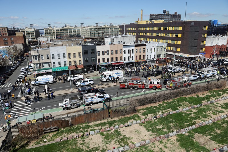 Penembakan di kereta bawah tanah di New York City, Amerika Serikat Kondisi usai penembakan oleh orak tak dikenal di stasiun kereta bawah tanah di wilayah Brooklyn di New York City, New York, AS, Selasa (12/4/2022). Sejumlah penumpang diberondong tembakan pria tak dikenal di kereta bawah tanah di New York City saat jam sibuk pagi hari yang menyebabkan penumpang terluka berdarah di peron kereta. (Will B Wylde via AP)