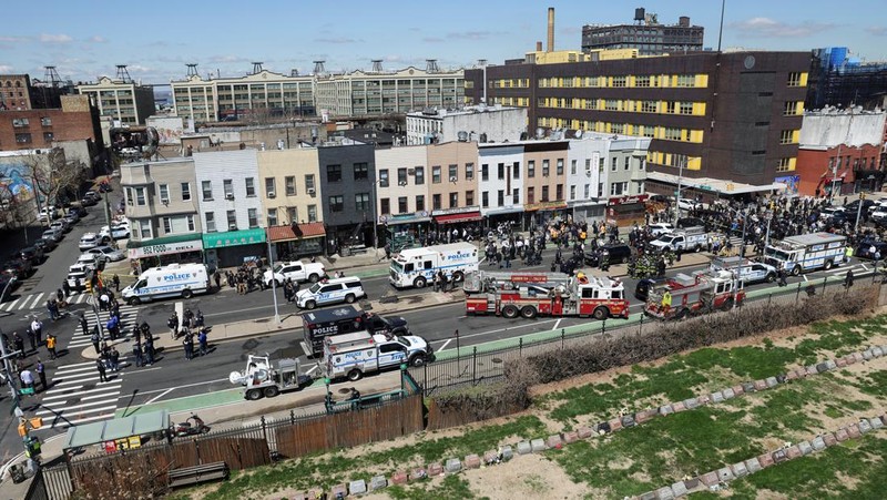 Kondisi usai penembakan oleh orak tak dikenal di stasiun kereta bawah tanah di wilayah Brooklyn di New York City, New York, AS, Selasa (12/4/2022). Sejumlah penumpang diberondong tembakan pria tak dikenal di kereta bawah tanah di New York City saat jam sibuk pagi hari yang menyebabkan penumpang terluka berdarah di peron kereta. (Will B Wylde via AP)