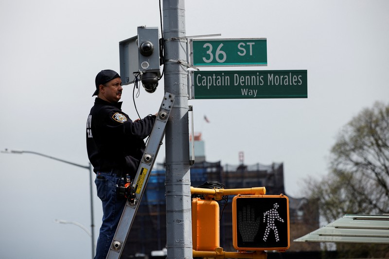 Penembakan di kereta bawah tanah di New York City, Amerika Serikat Penumpang membantu korban penembakan di luar gerbong kereta bawah tanah di wilayah Brooklyn di New York, Selasa (12/4/2022). Sejumlah penumpang diberondong tembakan pria tak dikenal di kereta bawah tanah di New York City saat jam sibuk pagi hari yang menyebabkan penumpang terluka berdarah di peron kereta. (Will B Wylde via AP)