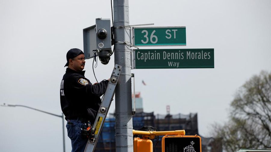 Penumpang membantu korban penembakan di luar gerbong kereta bawah tanah di wilayah Brooklyn di New York, Selasa (12/4/2022).  Sejumlah penumpang diberondong tembakan pria tak dikenal di kereta bawah tanah di New York City saat jam sibuk pagi hari yang menyebabkan penumpang terluka berdarah di peron kereta. (Will B Wylde via AP)