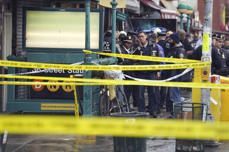 Penembakan di kereta bawah tanah di New York City, Amerika Serikat Kondisi usai penembakan oleh orak tak dikenal di stasiun kereta bawah tanah di wilayah Brooklyn di New York City, New York, AS, Selasa (12/4/2022). Sejumlah penumpang diberondong tembakan pria tak dikenal di kereta bawah tanah di New York City saat jam sibuk pagi hari yang menyebabkan penumpang terluka berdarah di peron kereta. (Will B Wylde via AP)