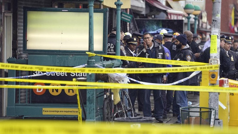 Kondisi usai penembakan oleh orak tak dikenal di stasiun kereta bawah tanah di wilayah Brooklyn di New York City, New York, AS, Selasa (12/4/2022). Sejumlah penumpang diberondong tembakan pria tak dikenal di kereta bawah tanah di New York City saat jam sibuk pagi hari yang menyebabkan penumpang terluka berdarah di peron kereta. (Will B Wylde via AP)