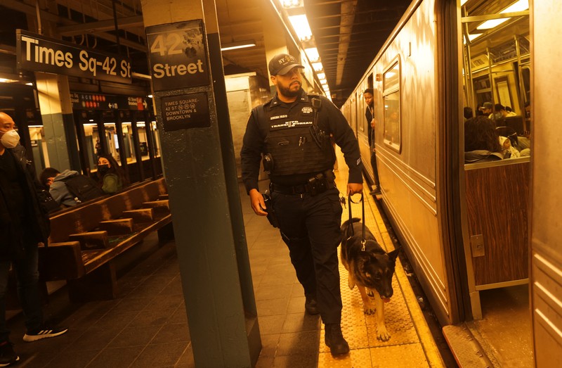 Penembakan di kereta bawah tanah di New York City, Amerika Serikat Penumpang membantu korban penembakan di luar gerbong kereta bawah tanah di wilayah Brooklyn di New York, Selasa (12/4/2022). Sejumlah penumpang diberondong tembakan pria tak dikenal di kereta bawah tanah di New York City saat jam sibuk pagi hari yang menyebabkan penumpang terluka berdarah di peron kereta. (Will B Wylde via AP)