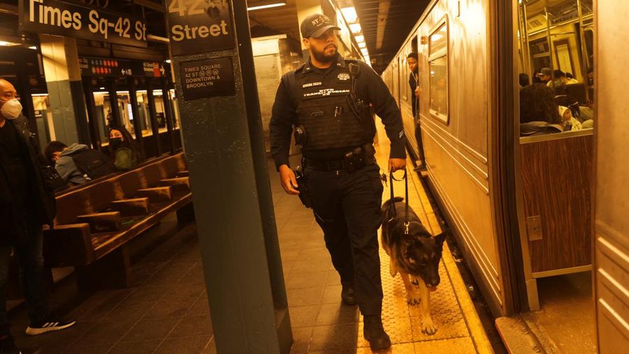Penumpang membantu korban penembakan di luar gerbong kereta bawah tanah di wilayah Brooklyn di New York, Selasa (12/4/2022).  Sejumlah penumpang diberondong tembakan pria tak dikenal di kereta bawah tanah di New York City saat jam sibuk pagi hari yang menyebabkan penumpang terluka berdarah di peron kereta. (Will B Wylde via AP)