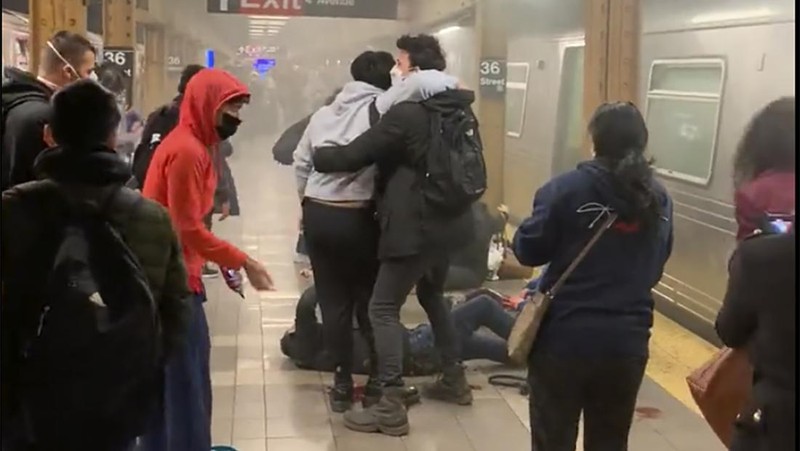 Kondisi usai penembakan oleh orak tak dikenal di stasiun kereta bawah tanah di wilayah Brooklyn di New York City, New York, AS, Selasa (12/4/2022). Sejumlah penumpang diberondong tembakan pria tak dikenal di kereta bawah tanah di New York City saat jam sibuk pagi hari yang menyebabkan penumpang terluka berdarah di peron kereta. (Will B Wylde via AP)