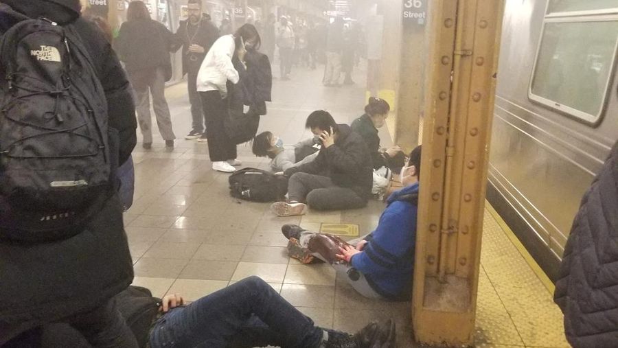 Sejumlah orang terluka usai penembakan oleh orang tak dikenal di stasiun kereta bawah tanah 36th Street di New York City, New York, AS, Selasa (12/4/2022). (Armen Armenian/via REUTERS)
