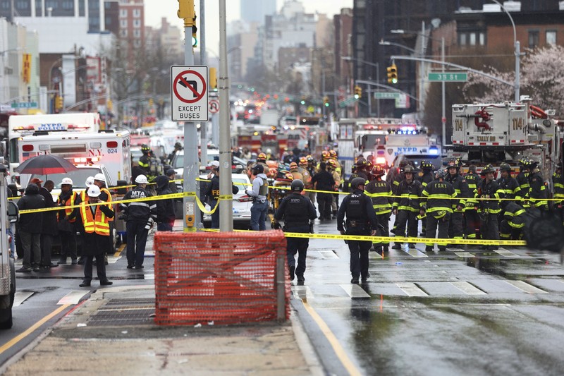 Penembakan di kereta bawah tanah di New York City, Amerika Serikat Kondisi usai penembakan oleh orak tak dikenal di stasiun kereta bawah tanah di wilayah Brooklyn di New York City, New York, AS, Selasa (12/4/2022). Sejumlah penumpang diberondong tembakan pria tak dikenal di kereta bawah tanah di New York City saat jam sibuk pagi hari yang menyebabkan penumpang terluka berdarah di peron kereta. (Will B Wylde via AP)