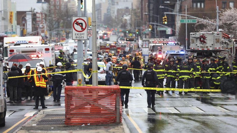 Kondisi usai penembakan oleh orak tak dikenal di stasiun kereta bawah tanah di wilayah Brooklyn di New York City, New York, AS, Selasa (12/4/2022). Sejumlah penumpang diberondong tembakan pria tak dikenal di kereta bawah tanah di New York City saat jam sibuk pagi hari yang menyebabkan penumpang terluka berdarah di peron kereta. (Will B Wylde via AP)