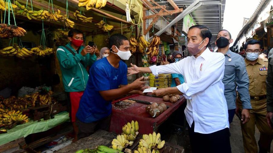 Presiden Joko Widodo (Jokowi) memberikan sejumlah bantuan sosial (bansos) di Pasar Harjamukti, Kota Cirebon, Rabu, 13 April 2022. (Foto: Muchlis Jr - Biro Pers Sekretariat Presiden)