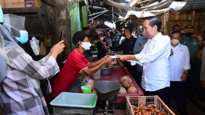 Presiden Joko Widodo (Jokowi) memberikan sejumlah bantuan sosial (bansos) di Pasar Harjamukti, Kota Cirebon, Rabu, 13 April 2022. (Foto: Muchlis Jr - Biro Pers Sekretariat Presiden)