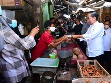Jokowi Bagikan Bansos Maret, Cek Namamu di Cekbansos.kemensos