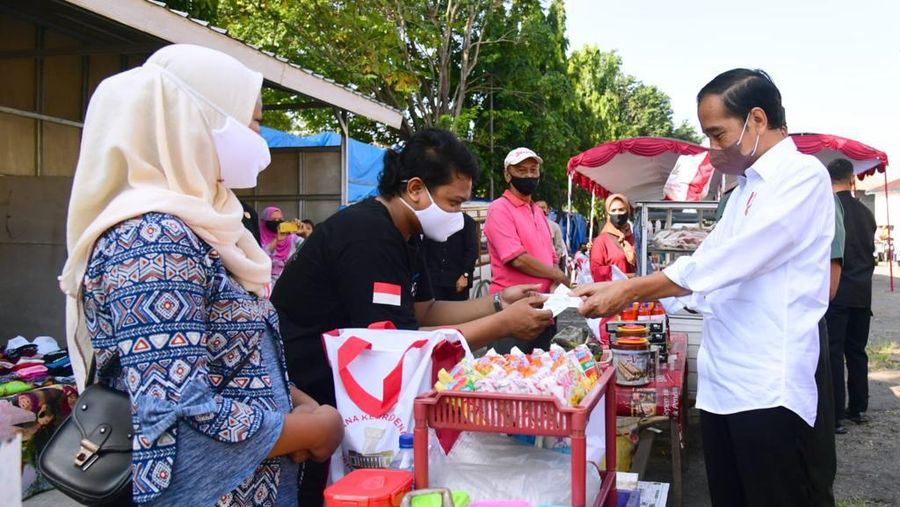 Presiden Joko Widodo (Jokowi) memberikan sejumlah bantuan sosial (bansos) di Pasar Harjamukti, Kota Cirebon, Rabu, 13 April 2022. (Foto: Muchlis Jr - Biro Pers Sekretariat Presiden)