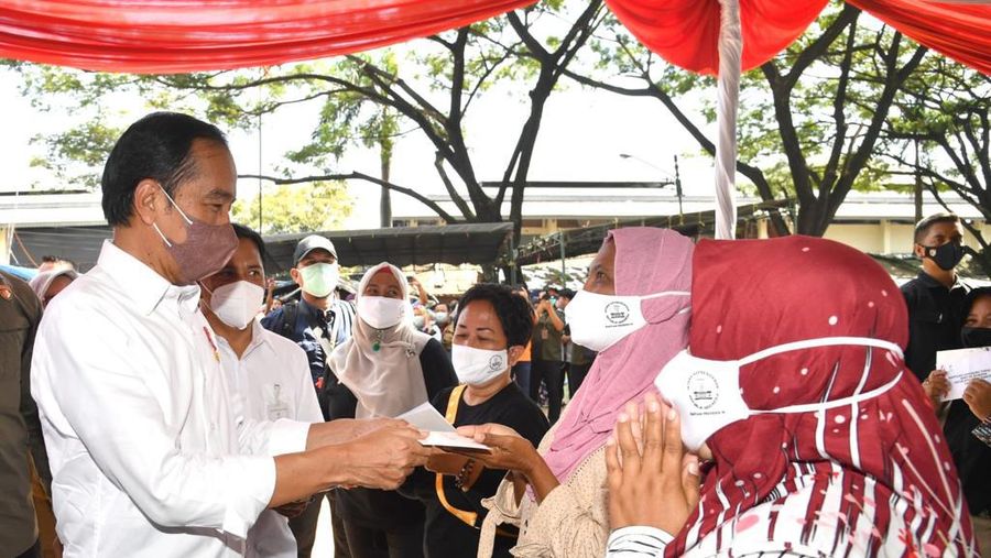 Presiden Joko Widodo membagikan sejumlah bantuan sosial (bansos) bagi para penerima manfaat dan pedagang di Pasar Kanoman, Kota Cirebon, Provinsi Jawa Barat, pada Rabu, 13 April 2022. (Foto: Rusman - Biro Pers Sekretariat Presiden)
