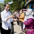 Jokowi Bagi Bansos di Cirebon: Semoga Daya Beli Meningkat