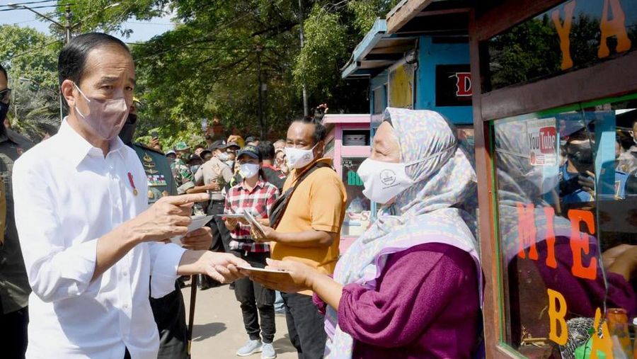 Presiden Joko Widodo membagikan sejumlah bantuan sosial (bansos) bagi para penerima manfaat dan pedagang di Pasar Kanoman, Kota Cirebon, Provinsi Jawa Barat, pada Rabu, 13 April 2022. (Foto: Rusman - Biro Pers Sekretariat Presiden)