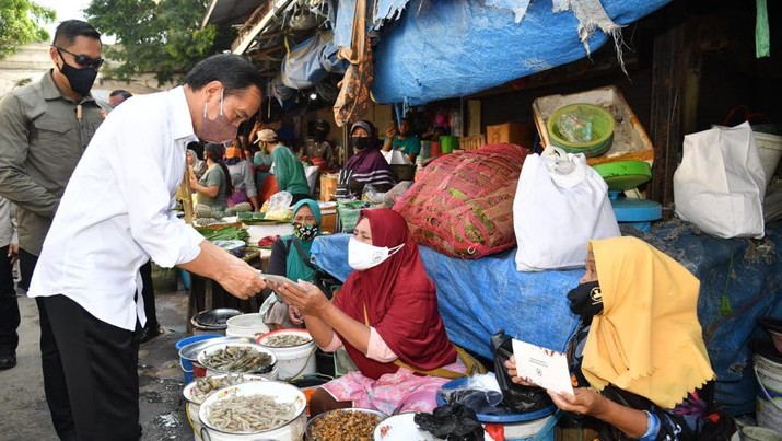 Presiden Joko Widodo membagikan sejumlah bantuan sosial (bansos) bagi para penerima manfaat dan pedagang di Pasar Kanoman, Kota Cirebon, Provinsi Jawa Barat, pada Rabu, 13 April 2022. (Foto: Rusman - Biro Pers Sekretariat Presiden)