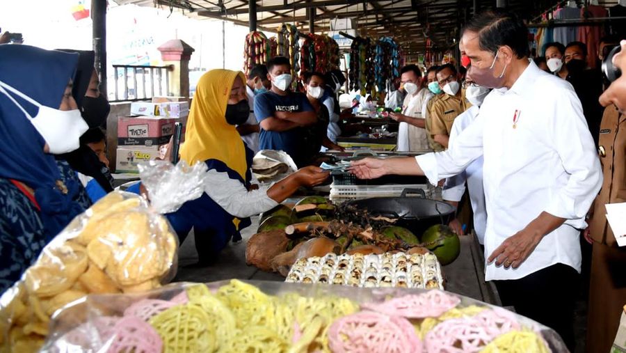 Presiden Jokowi memberikan bantuan sosial di Pasar Bulakamba, Brebes, Provinsi Jawa Tengah, Rabu, 13 April 2022. (Foto: Rusman- Biro Pers Sekretariat Presiden)