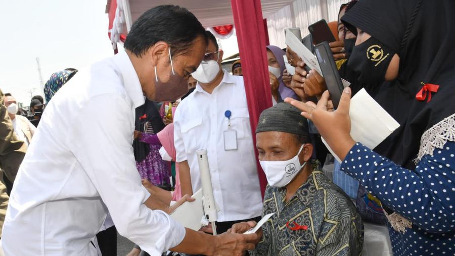 Presiden Jokowi memberikan bantuan sosial di Pasar Bulakamba, Brebes, Provinsi Jawa Tengah, Rabu, 13 April 2022. (Foto: Rusman- Biro Pers Sekretariat Presiden)