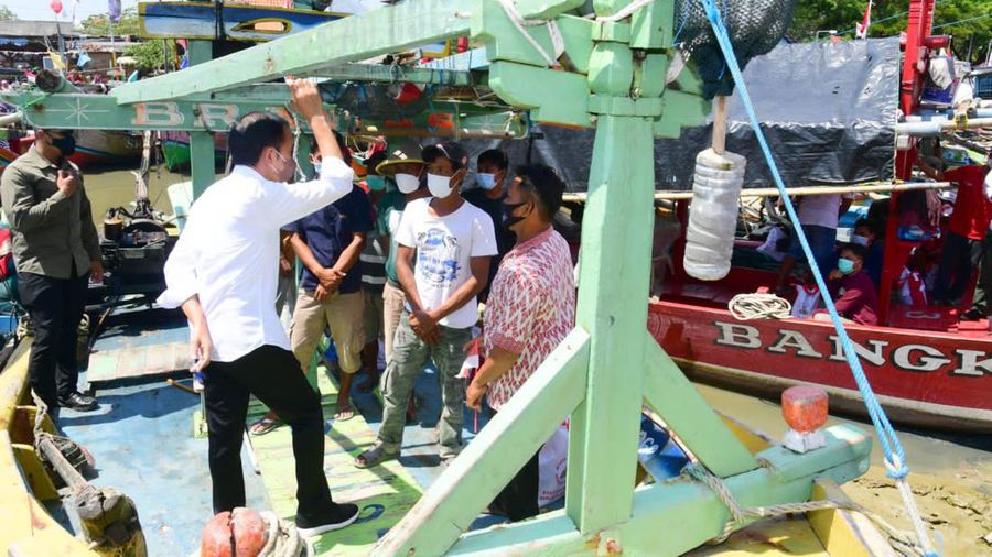 Presiden Jokowi meninjau lokasi Pelelangan Ikan di Desa Bandengan, Kecamatan Mundu, Kabupaten Cirebon/ Muchlis Jr - Biro Pers Sekretariat Presiden