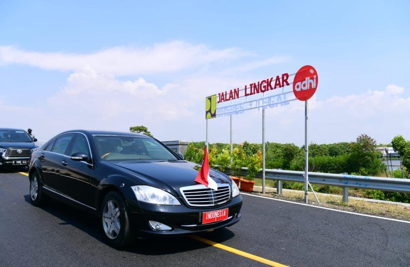 Presiden Joko Widodo meresmikan Jalan Lingkar Brebes-Tegal di Jembatan Kaligangsa, Kabupaten Brebes, Provinsi Jawa Tengah, pada Rabu, 13 April 2022.  (Foto: Muchlis Jr - Biro Pers Sekretariat Presiden)