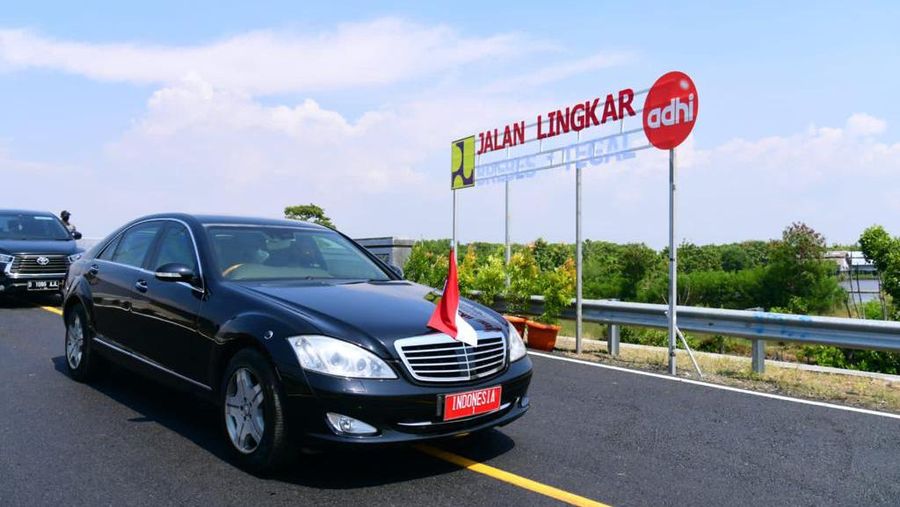 Presiden Joko Widodo meresmikan Jalan Lingkar Brebes-Tegal di Jembatan Kaligangsa, Kabupaten Brebes, Provinsi Jawa Tengah, pada Rabu, 13 April 2022.  (Foto: Muchlis Jr - Biro Pers Sekretariat Presiden)