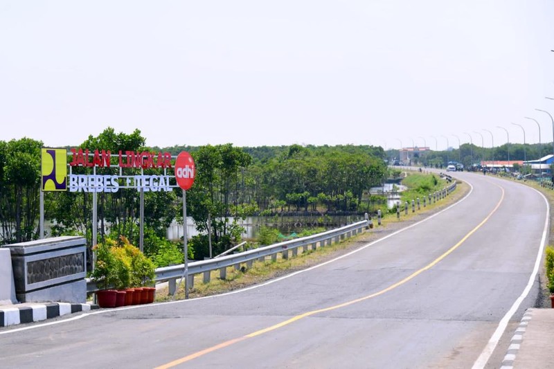 Presiden Joko Widodo meresmikan Jalan Lingkar Brebes-Tegal di Jembatan Kaligangsa, Kabupaten Brebes, Provinsi Jawa Tengah, pada Rabu, 13 April 2022.  (Foto: Muchlis Jr - Biro Pers Sekretariat Presiden)