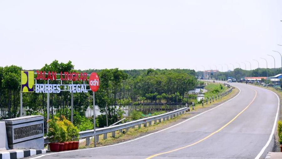 Presiden Joko Widodo meresmikan Jalan Lingkar Brebes-Tegal di Jembatan Kaligangsa, Kabupaten Brebes, Provinsi Jawa Tengah, pada Rabu, 13 April 2022.  (Foto: Muchlis Jr - Biro Pers Sekretariat Presiden)