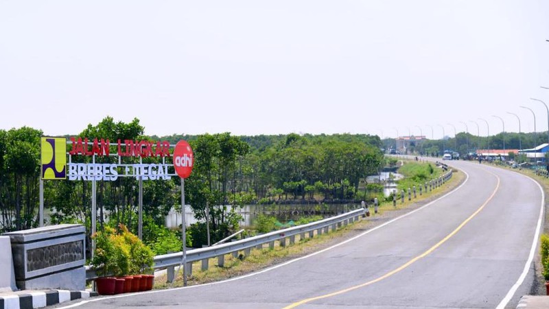 Presiden Joko Widodo meresmikan Jalan Lingkar Brebes-Tegal di Jembatan Kaligangsa, Kabupaten Brebes, Provinsi Jawa Tengah, pada Rabu, 13 April 2022.  (Foto: Muchlis Jr - Biro Pers Sekretariat Presiden)
