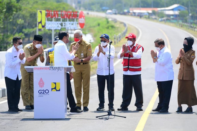 Presiden Joko Widodo meresmikan Jalan Lingkar Brebes-Tegal di Jembatan Kaligangsa, Kabupaten Brebes, Provinsi Jawa Tengah, pada Rabu, 13 April 2022.  (Foto: Muchlis Jr - Biro Pers Sekretariat Presiden)
