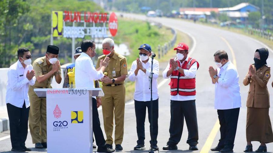 Presiden Joko Widodo meresmikan Jalan Lingkar Brebes-Tegal di Jembatan Kaligangsa, Kabupaten Brebes, Provinsi Jawa Tengah, pada Rabu, 13 April 2022.  (Foto: Muchlis Jr - Biro Pers Sekretariat Presiden)