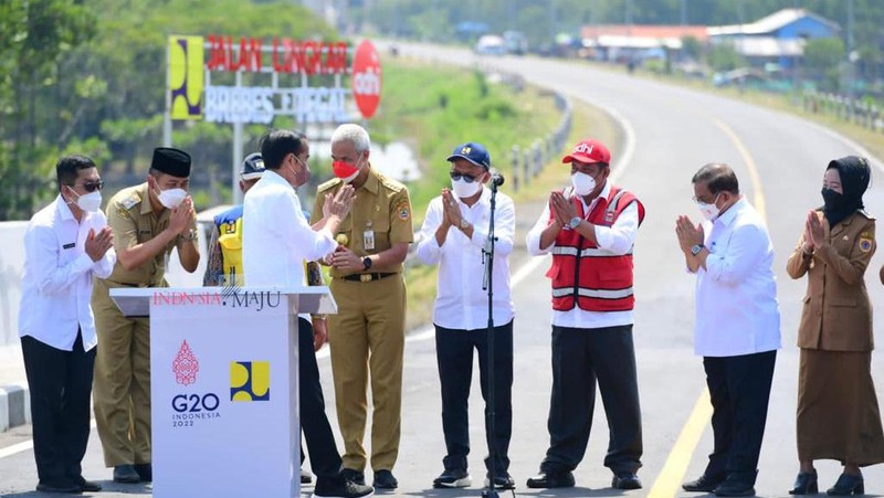 Presiden Joko Widodo meresmikan Jalan Lingkar Brebes-Tegal di Jembatan Kaligangsa, Kabupaten Brebes, Provinsi Jawa Tengah, pada Rabu, 13 April 2022.  (Foto: Muchlis Jr - Biro Pers Sekretariat Presiden)