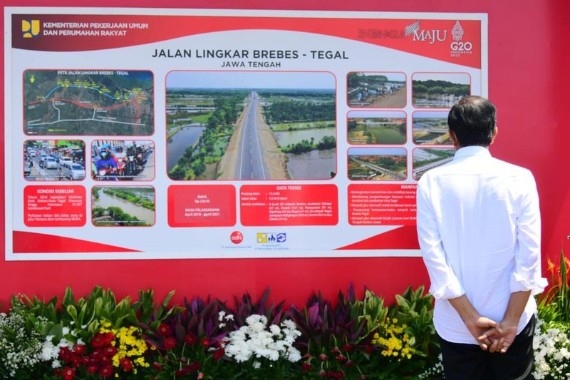 Presiden Joko Widodo meresmikan Jalan Lingkar Brebes-Tegal di Jembatan Kaligangsa, Kabupaten Brebes, Provinsi Jawa Tengah, pada Rabu, 13 April 2022.  (Foto: Muchlis Jr - Biro Pers Sekretariat Presiden)