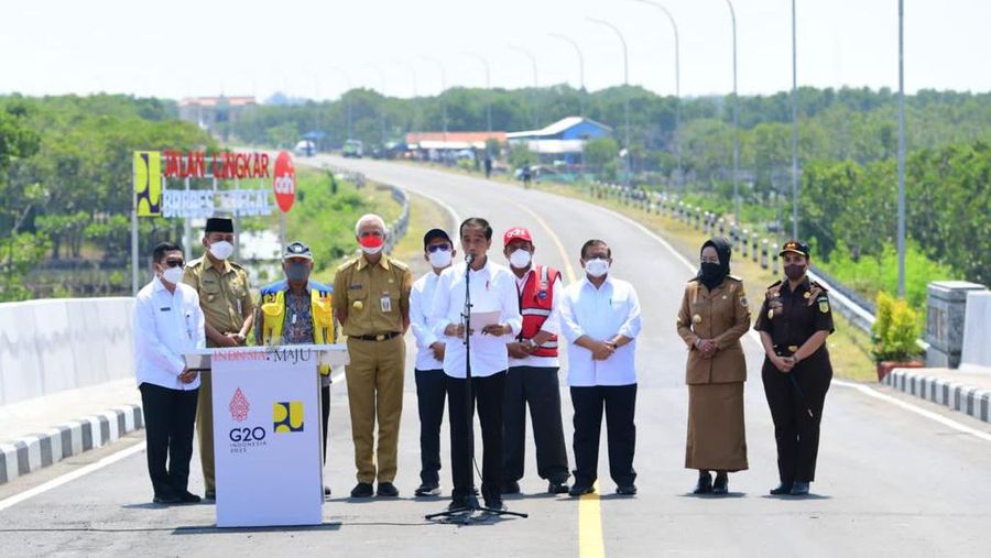 Presiden Joko Widodo meresmikan Jalan Lingkar Brebes-Tegal di Jembatan Kaligangsa, Kabupaten Brebes, Provinsi Jawa Tengah, pada Rabu, 13 April 2022. (Foto: Muchlis Jr - Biro Pers Sekretariat Presiden)