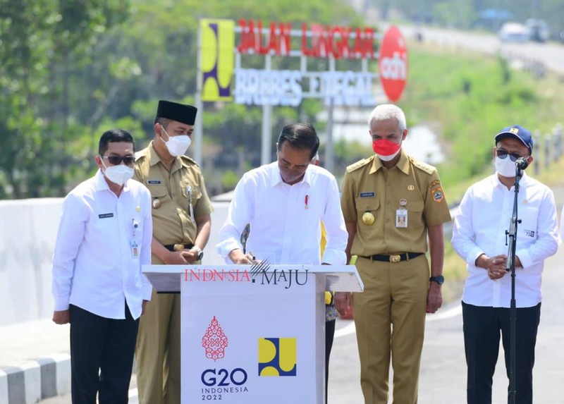 Presiden Jokowi Resmikan Jalan Lingkar Brebes-Tegal Presiden Joko Widodo meresmikan Jalan Lingkar Brebes-Tegal di Jembatan Kaligangsa, Kabupaten Brebes, Provinsi Jawa Tengah, pada Rabu, 13 April 2022. (Foto: Muchlis Jr - Biro Pers Sekretariat Presiden)
