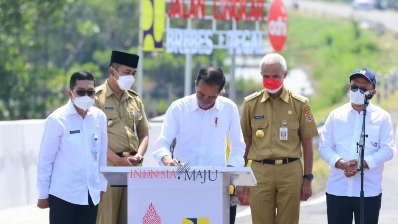 Presiden Joko Widodo meresmikan Jalan Lingkar Brebes-Tegal di Jembatan Kaligangsa, Kabupaten Brebes, Provinsi Jawa Tengah, pada Rabu, 13 April 2022.  (Foto: Muchlis Jr - Biro Pers Sekretariat Presiden)