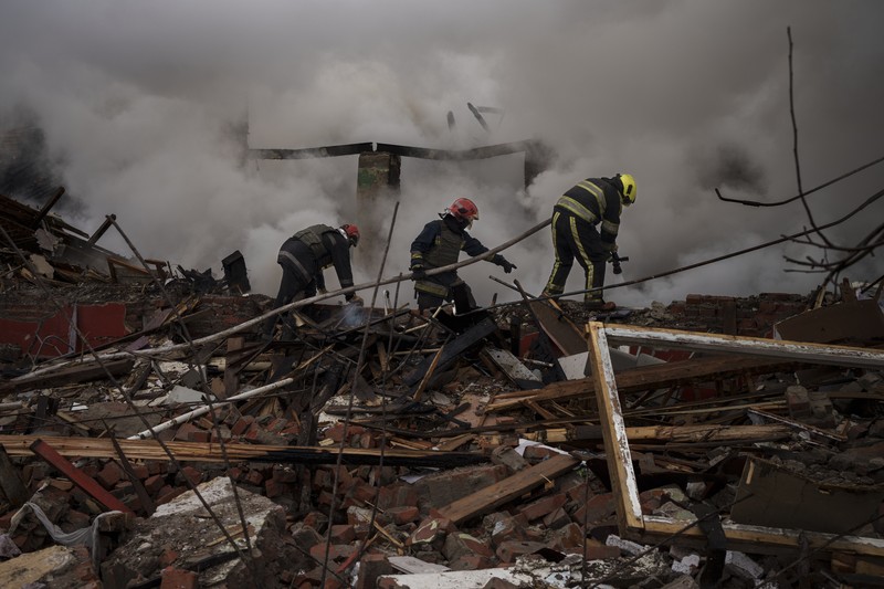 Serangan Rusia di Kharkiv, Ukraina Seorang wanita memeluk kerabatnya di luar blok apartemen yang rusak parah akibat serangan artileri di tengah serangan Rusia ke Ukraina, di Kharkiv, Ukraina, Rabu (13/4/2022). Otoritas Ukraina melaporkan pasukan Rusia kembali menggempur kota Kharkiv, yang merupakan kota terbesar kedua di negara tersebut yang mengakibatkan tujuh orang tewas dan 22 orang lainnya mengalami luka-luka akibat gempuran itu. (REUTERS/Alkis Konstantinidis)