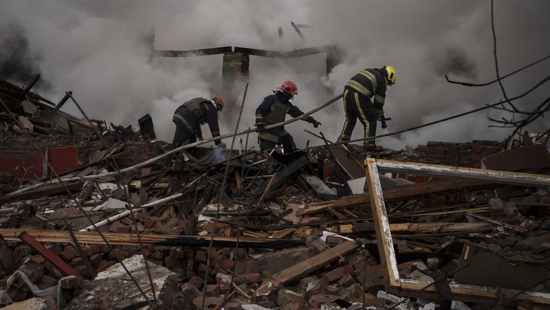 Seorang wanita memeluk kerabatnya di luar blok apartemen yang rusak parah akibat serangan artileri di tengah serangan Rusia ke Ukraina, di Kharkiv, Ukraina, Rabu (13/4/2022). Otoritas Ukraina melaporkan pasukan Rusia kembali menggempur kota Kharkiv, yang merupakan kota terbesar kedua di negara tersebut yang mengakibatkan tujuh orang tewas dan 22 orang lainnya mengalami luka-luka akibat gempuran itu. (REUTERS/Alkis Konstantinidis)