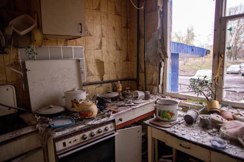 Serangan Rusia di Kharkiv, Ukraina Seorang wanita memeluk kerabatnya di luar blok apartemen yang rusak parah akibat serangan artileri di tengah serangan Rusia ke Ukraina, di Kharkiv, Ukraina, Rabu (13/4/2022). Otoritas Ukraina melaporkan pasukan Rusia kembali menggempur kota Kharkiv, yang merupakan kota terbesar kedua di negara tersebut yang mengakibatkan tujuh orang tewas dan 22 orang lainnya mengalami luka-luka akibat gempuran itu. (REUTERS/Alkis Konstantinidis)
