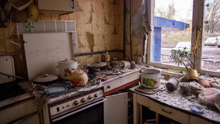 Seorang wanita memeluk kerabatnya di luar blok apartemen yang rusak parah akibat serangan artileri di tengah serangan Rusia ke Ukraina, di Kharkiv, Ukraina, Rabu (13/4/2022). Otoritas Ukraina melaporkan pasukan Rusia kembali menggempur kota Kharkiv, yang merupakan kota terbesar kedua di negara tersebut yang mengakibatkan tujuh orang tewas dan 22 orang lainnya mengalami luka-luka akibat gempuran itu. (REUTERS/Alkis Konstantinidis)
