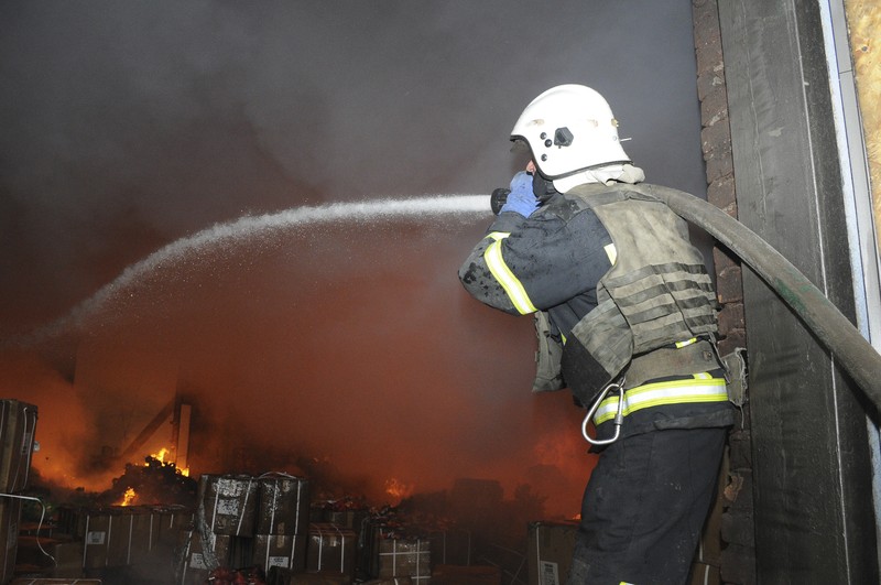 Serangan Rusia di Kharkiv, Ukraina Seorang wanita memeluk kerabatnya di luar blok apartemen yang rusak parah akibat serangan artileri di tengah serangan Rusia ke Ukraina, di Kharkiv, Ukraina, Rabu (13/4/2022). Otoritas Ukraina melaporkan pasukan Rusia kembali menggempur kota Kharkiv, yang merupakan kota terbesar kedua di negara tersebut yang mengakibatkan tujuh orang tewas dan 22 orang lainnya mengalami luka-luka akibat gempuran itu. (REUTERS/Alkis Konstantinidis)