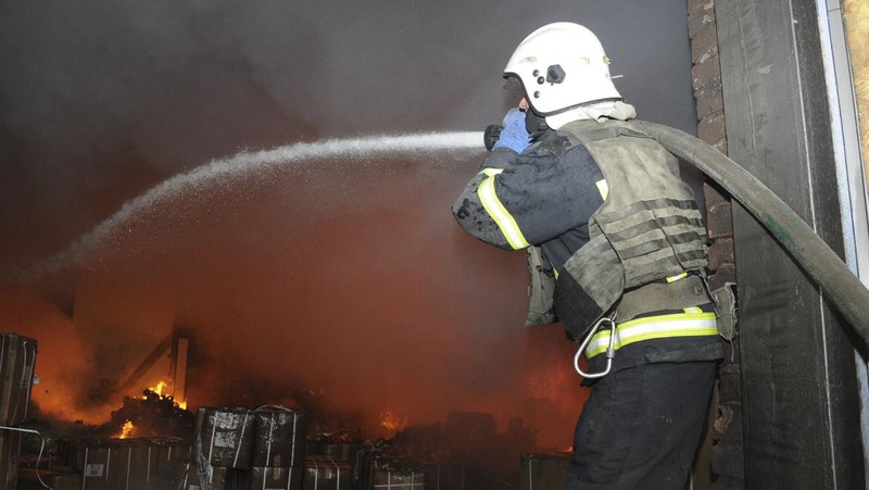 Seorang wanita memeluk kerabatnya di luar blok apartemen yang rusak parah akibat serangan artileri di tengah serangan Rusia ke Ukraina, di Kharkiv, Ukraina, Rabu (13/4/2022). Otoritas Ukraina melaporkan pasukan Rusia kembali menggempur kota Kharkiv, yang merupakan kota terbesar kedua di negara tersebut yang mengakibatkan tujuh orang tewas dan 22 orang lainnya mengalami luka-luka akibat gempuran itu. (REUTERS/Alkis Konstantinidis)