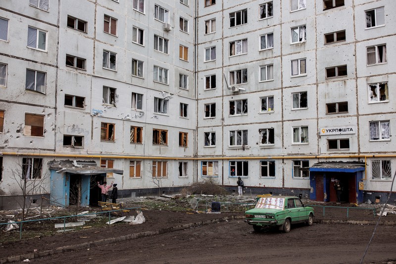 Seorang wanita memeluk kerabatnya di luar blok apartemen yang rusak parah akibat serangan artileri di tengah serangan Rusia ke Ukraina, di Kharkiv, Ukraina, Rabu (13/4/2022). Otoritas Ukraina melaporkan pasukan Rusia kembali menggempur kota Kharkiv, yang merupakan kota terbesar kedua di negara tersebut yang mengakibatkan tujuh orang tewas dan 22 orang lainnya mengalami luka-luka akibat gempuran itu. (REUTERS/Alkis Konstantinidis)