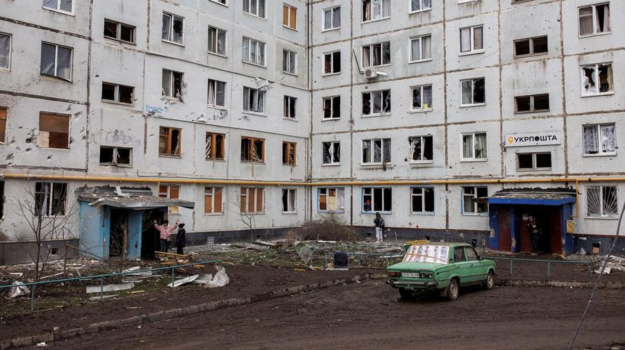 Seorang wanita memeluk kerabatnya di luar blok apartemen yang rusak parah akibat serangan artileri di tengah serangan Rusia ke Ukraina, di Kharkiv, Ukraina, Rabu (13/4/2022). Otoritas Ukraina melaporkan pasukan Rusia kembali menggempur kota Kharkiv, yang merupakan kota terbesar kedua di negara tersebut yang mengakibatkan tujuh orang tewas dan 22 orang lainnya mengalami luka-luka akibat gempuran itu. (REUTERS/Alkis Konstantinidis)