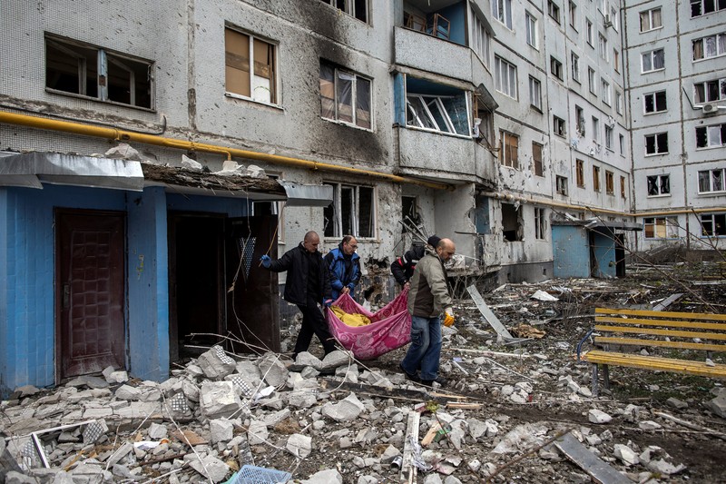 Serangan Rusia di Kharkiv, Ukraina Seorang wanita memeluk kerabatnya di luar blok apartemen yang rusak parah akibat serangan artileri di tengah serangan Rusia ke Ukraina, di Kharkiv, Ukraina, Rabu (13/4/2022). Otoritas Ukraina melaporkan pasukan Rusia kembali menggempur kota Kharkiv, yang merupakan kota terbesar kedua di negara tersebut yang mengakibatkan tujuh orang tewas dan 22 orang lainnya mengalami luka-luka akibat gempuran itu. (REUTERS/Alkis Konstantinidis)