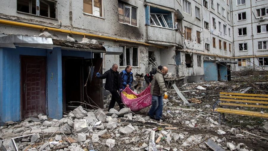 Seorang wanita memeluk kerabatnya di luar blok apartemen yang rusak parah akibat serangan artileri di tengah serangan Rusia ke Ukraina, di Kharkiv, Ukraina, Rabu (13/4/2022). Otoritas Ukraina melaporkan pasukan Rusia kembali menggempur kota Kharkiv, yang merupakan kota terbesar kedua di negara tersebut yang mengakibatkan tujuh orang tewas dan 22 orang lainnya mengalami luka-luka akibat gempuran itu. (REUTERS/Alkis Konstantinidis)